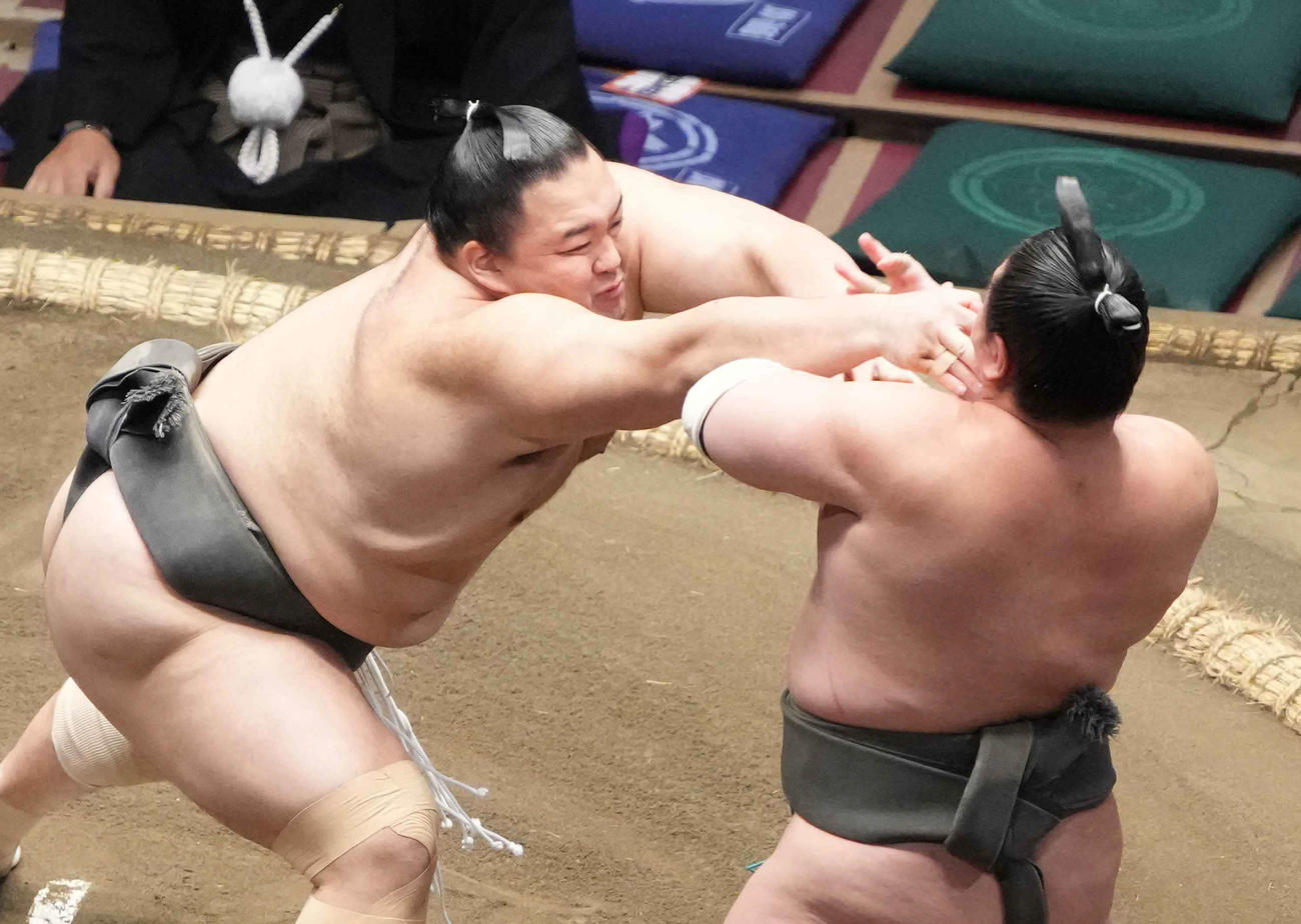 朝乃山（左）は鳴滝を突き出しで破る（撮影・小沢裕）