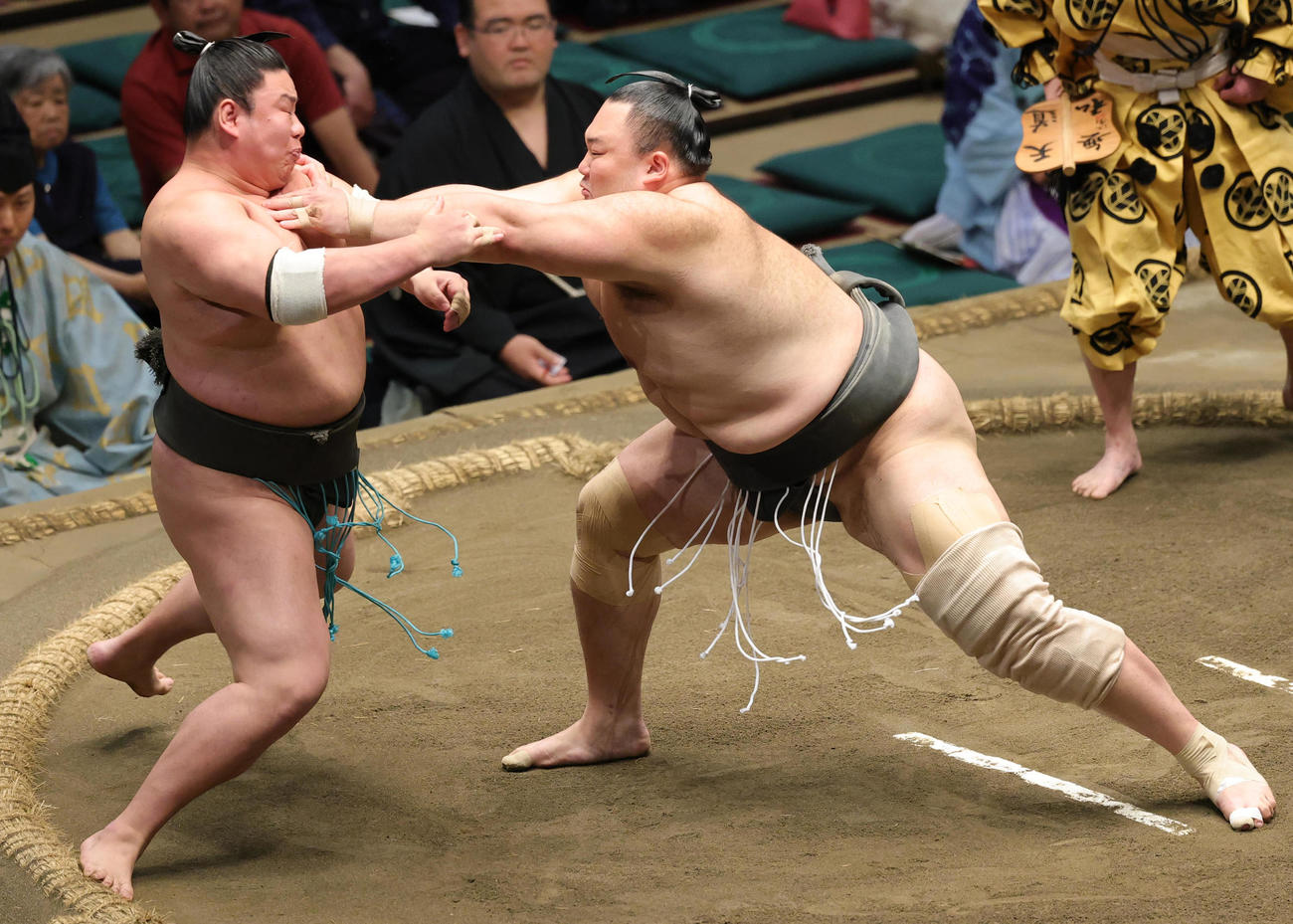 鳴滝（左）を突き出しで破る朝乃山（撮影・野上伸悟）