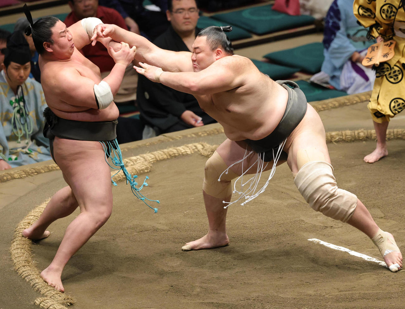 鳴滝（左）を突き出しで破る朝乃山（撮影・野上伸悟）
