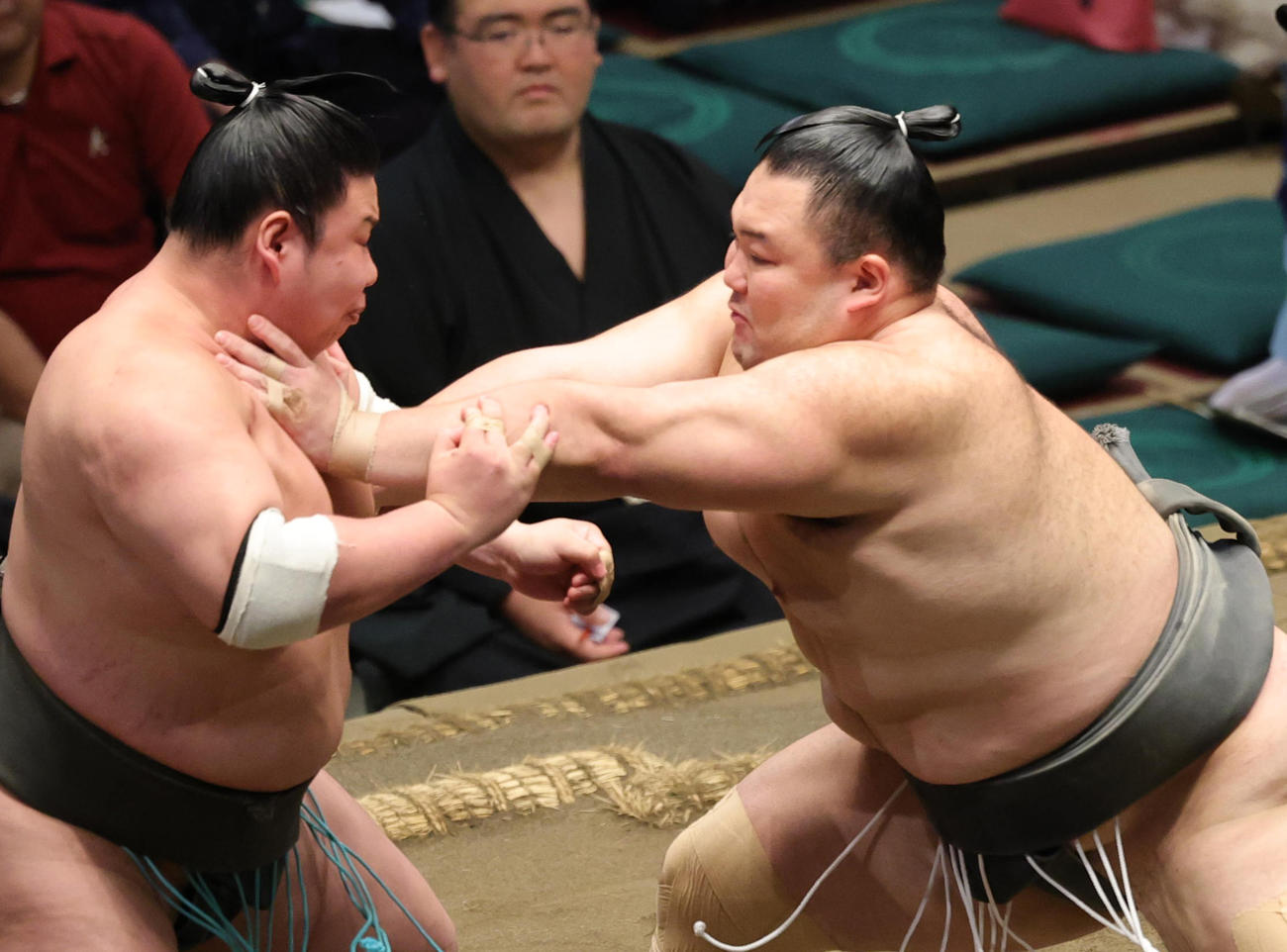 鳴滝（左）を突き出しで破る朝乃山（撮影・野上伸悟）