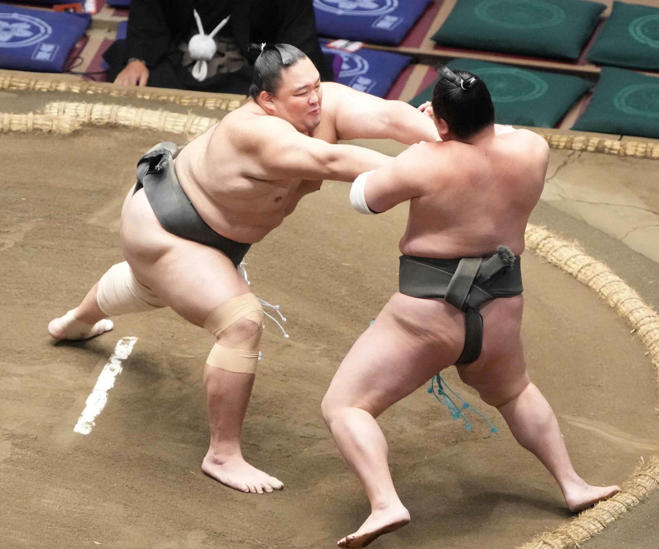 朝乃山（左）は鳴滝を突き出しで破る（撮影・小沢裕）