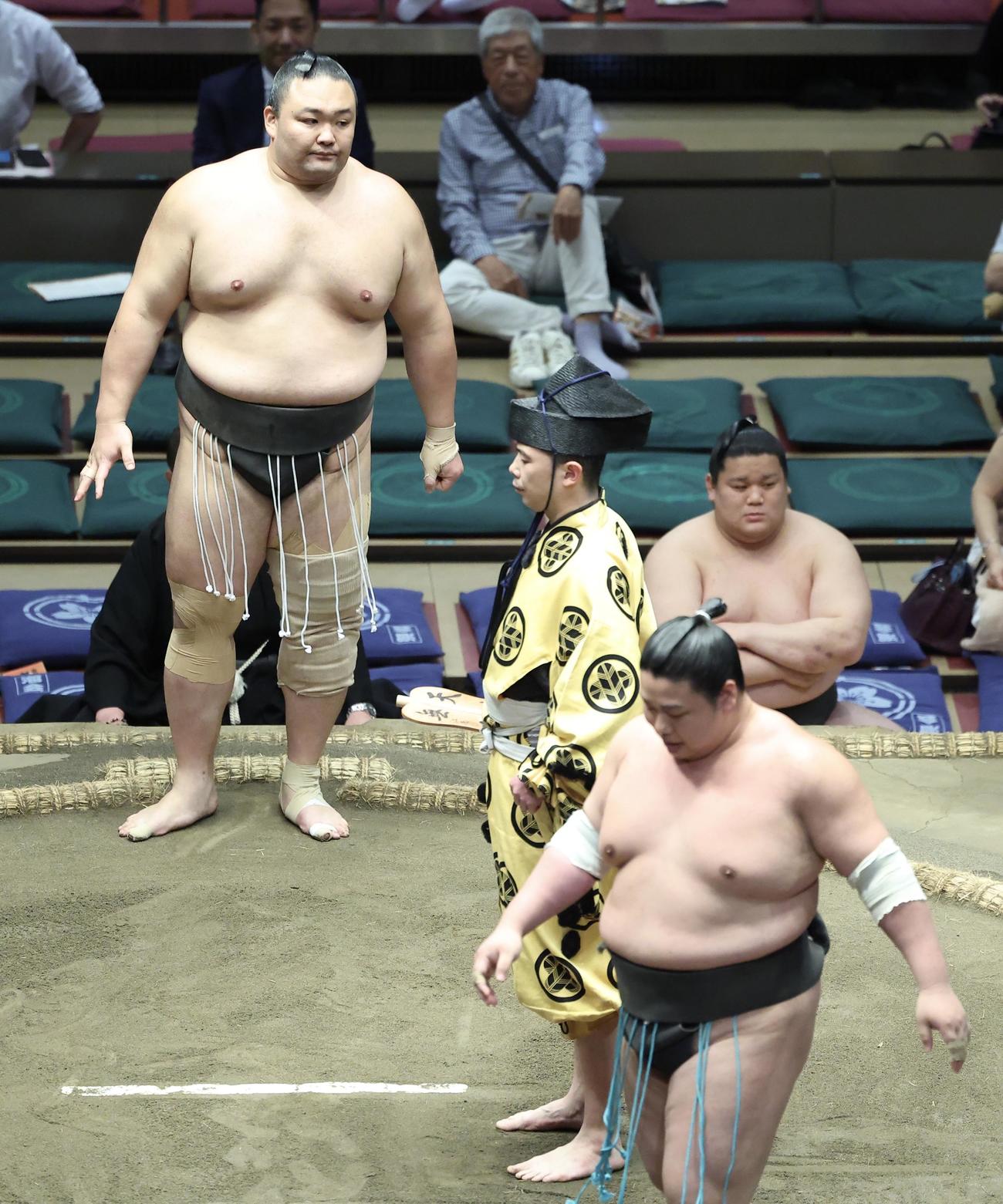 朝乃山（奥）は鳴滝を突き出しで破る（撮影・河田真司）