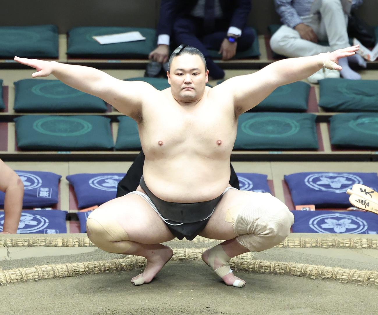 塵手水を切る朝乃山（撮影・河田真司）