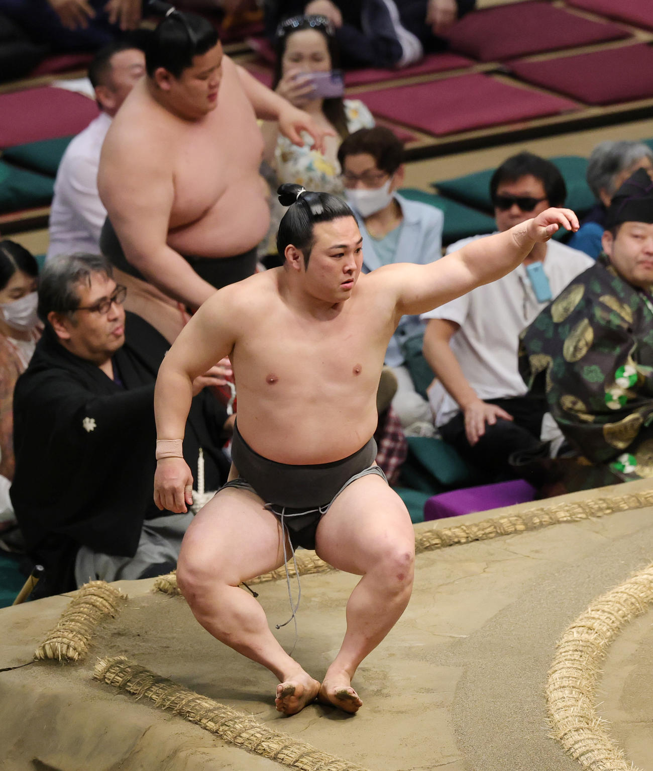 延原にはたき込みで敗れた炎鵬（撮影・野上伸悟）