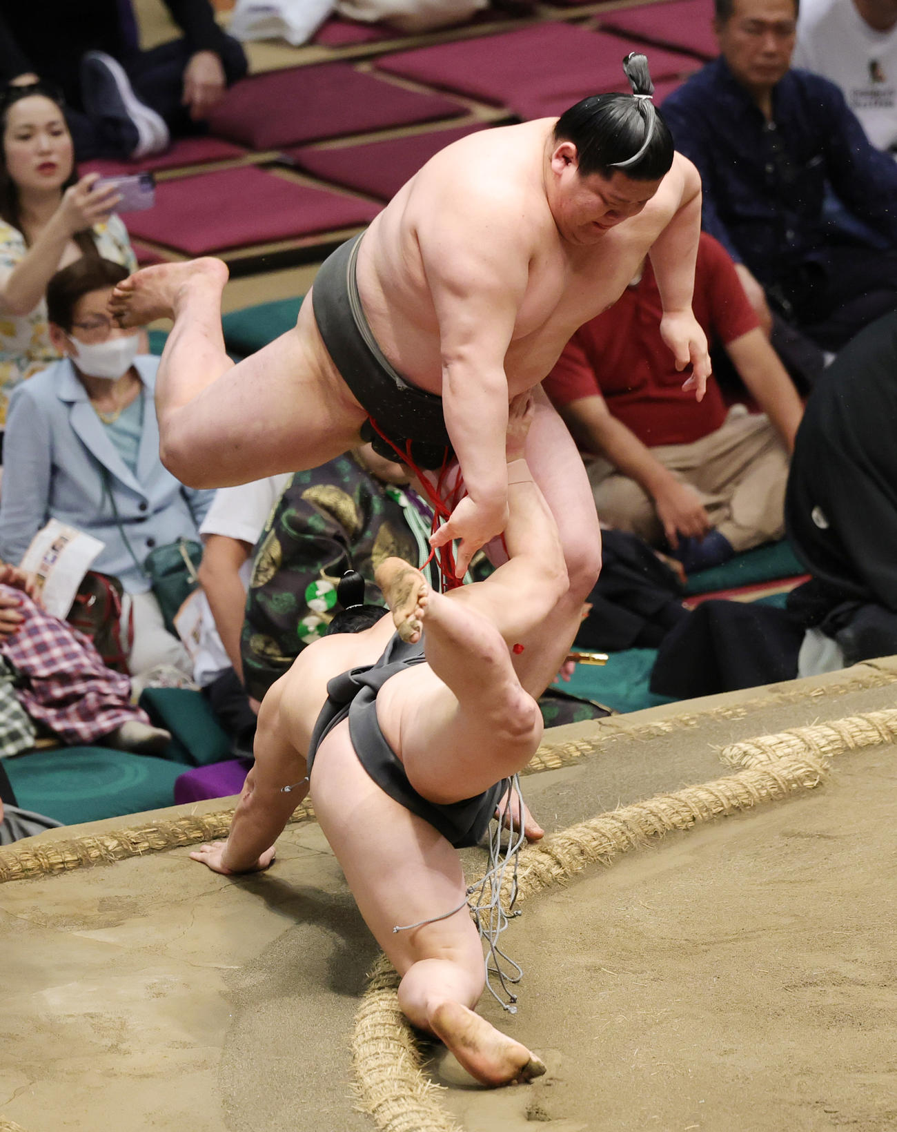 炎鵬（手前）をはたき込みで破る延原（撮影・野上伸悟）
