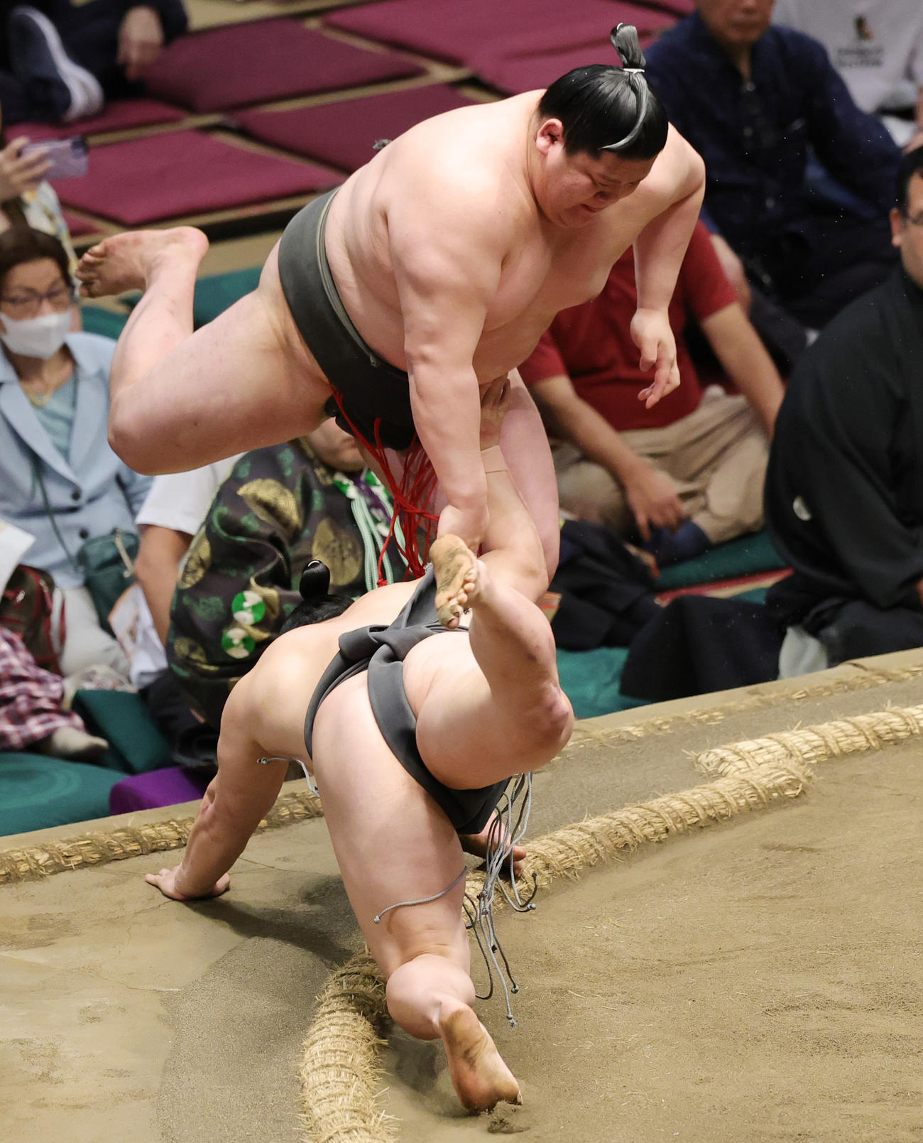 炎鵬（手前）をはたき込みで破る延原（撮影・野上伸悟）