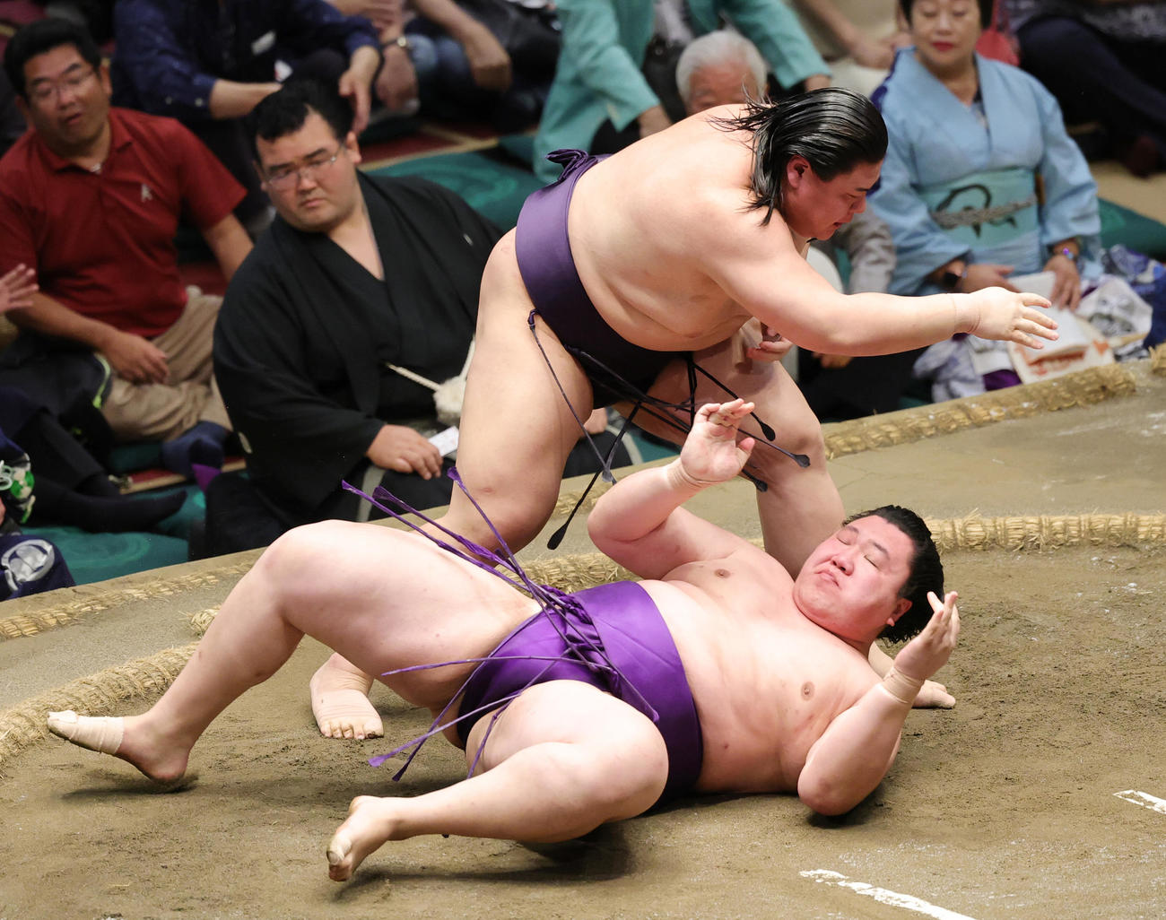 大青山（下）を小手投げで破った草野（撮影・野上伸悟）