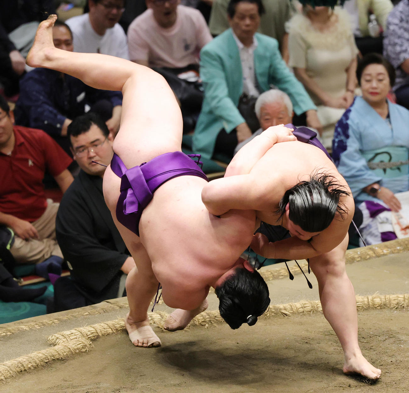 大青山（左）を小手投げで破る草野（撮影・野上伸悟）