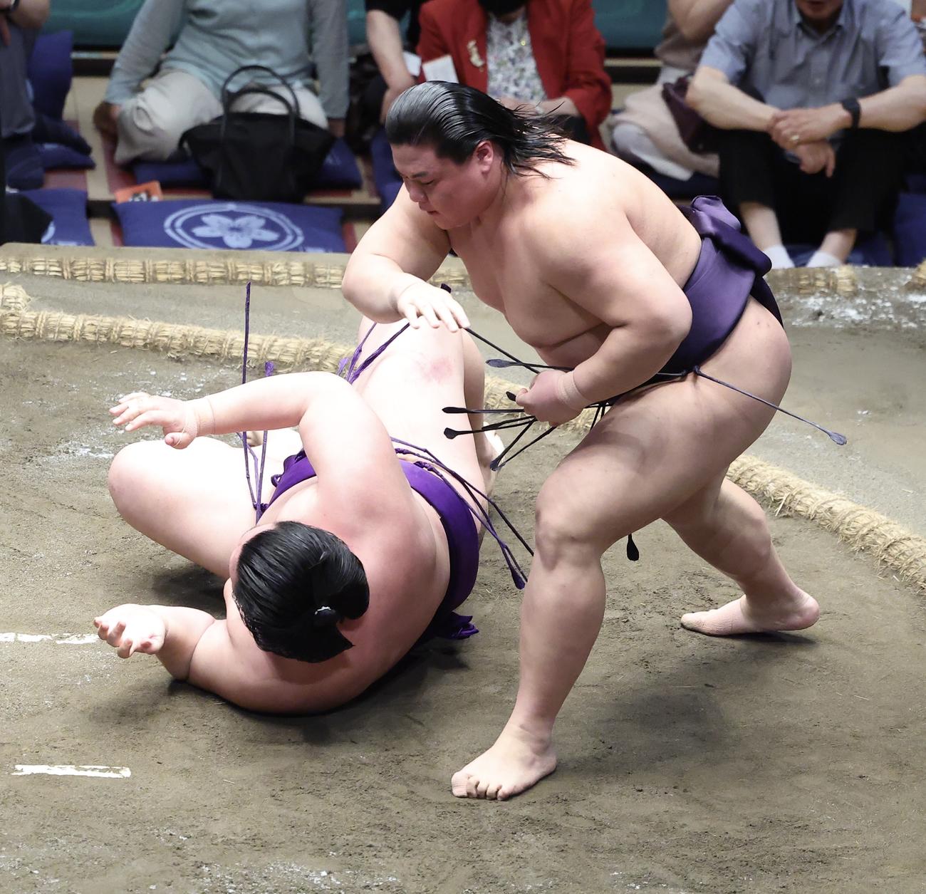 大青山（左）を小手投げで破る草野（撮影・河田真司）
