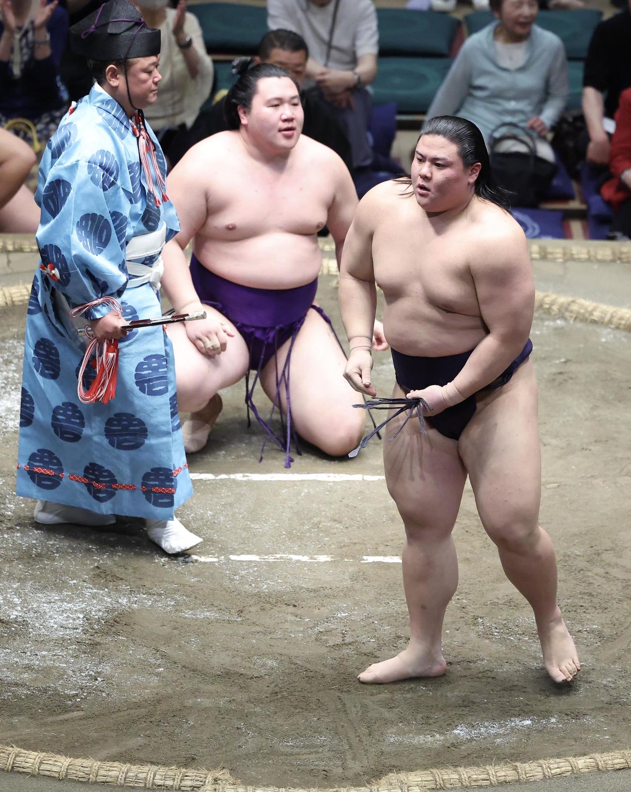 大青山（左）を小手投げで破る草野（撮影・河田真司）