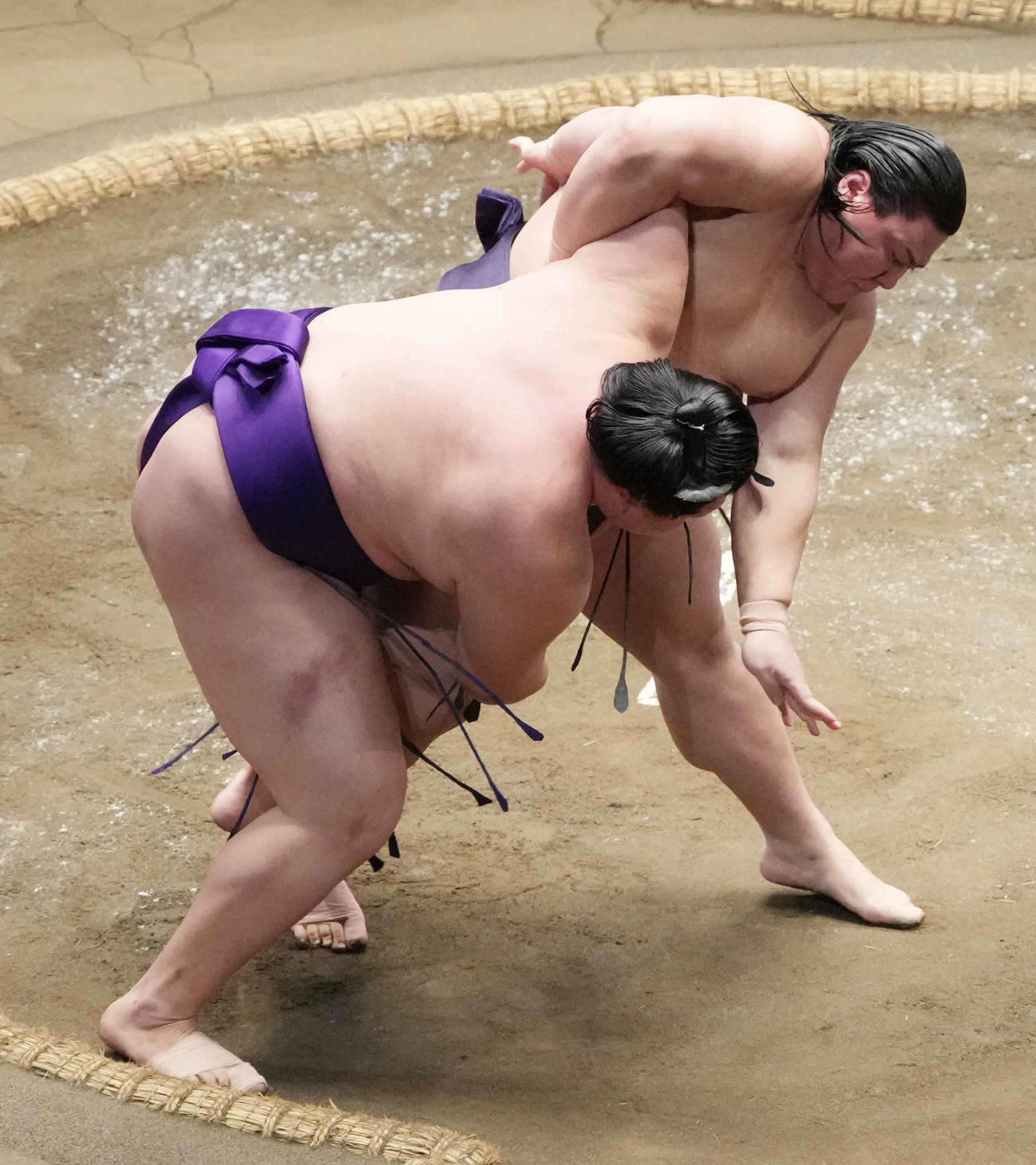 草野は大青山（左）を小手投げで破る（撮影・小沢裕）