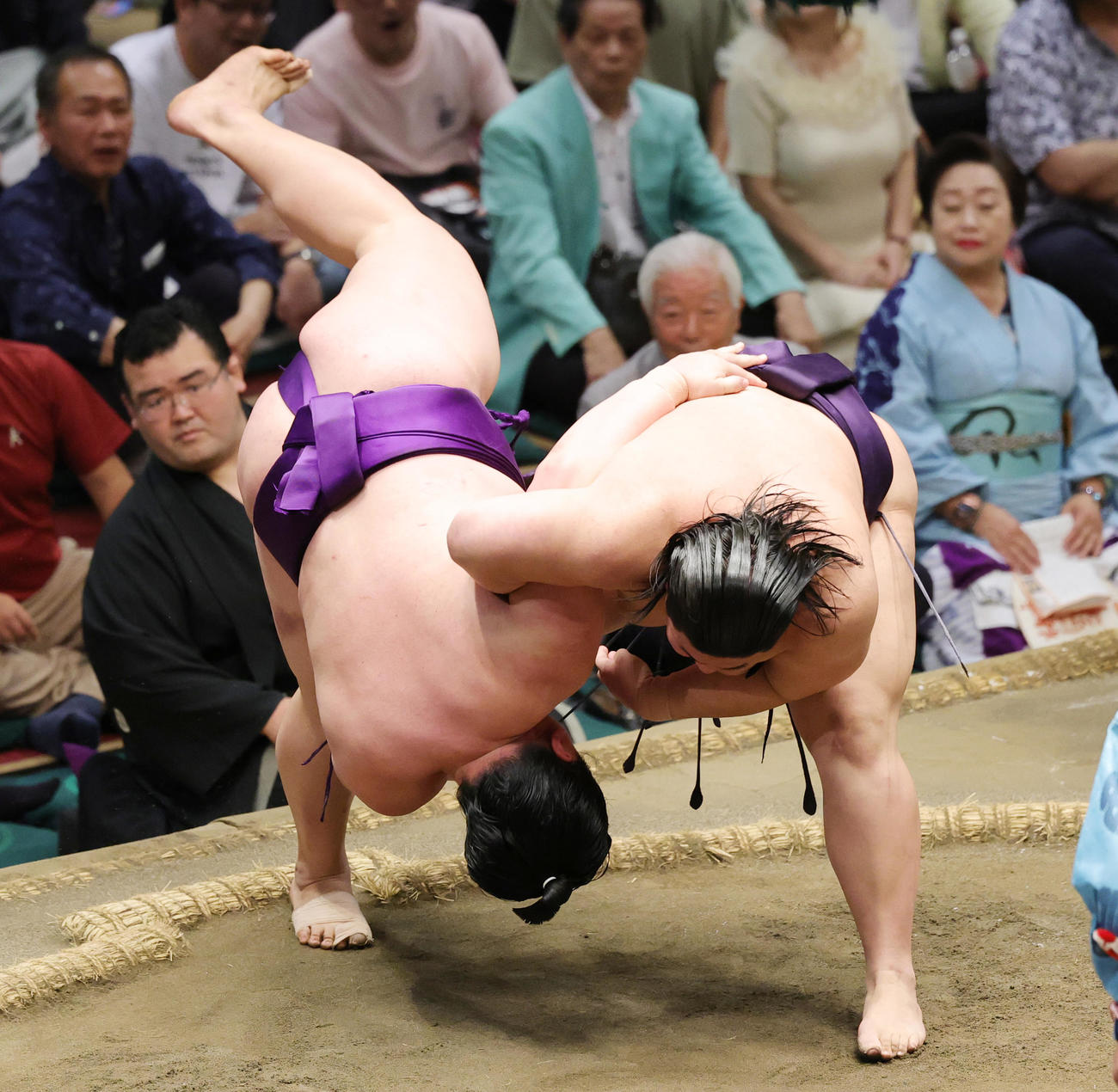大青山（左）を小手投げで破る草野（撮影・野上伸悟）