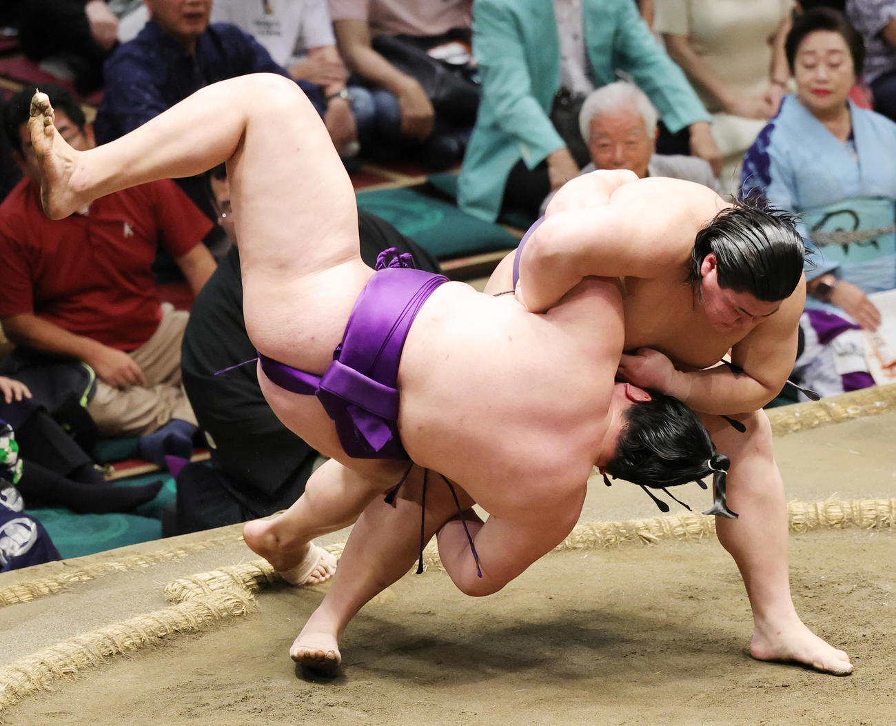 大青山（左）を小手投げで破る草野（撮影・野上伸悟）