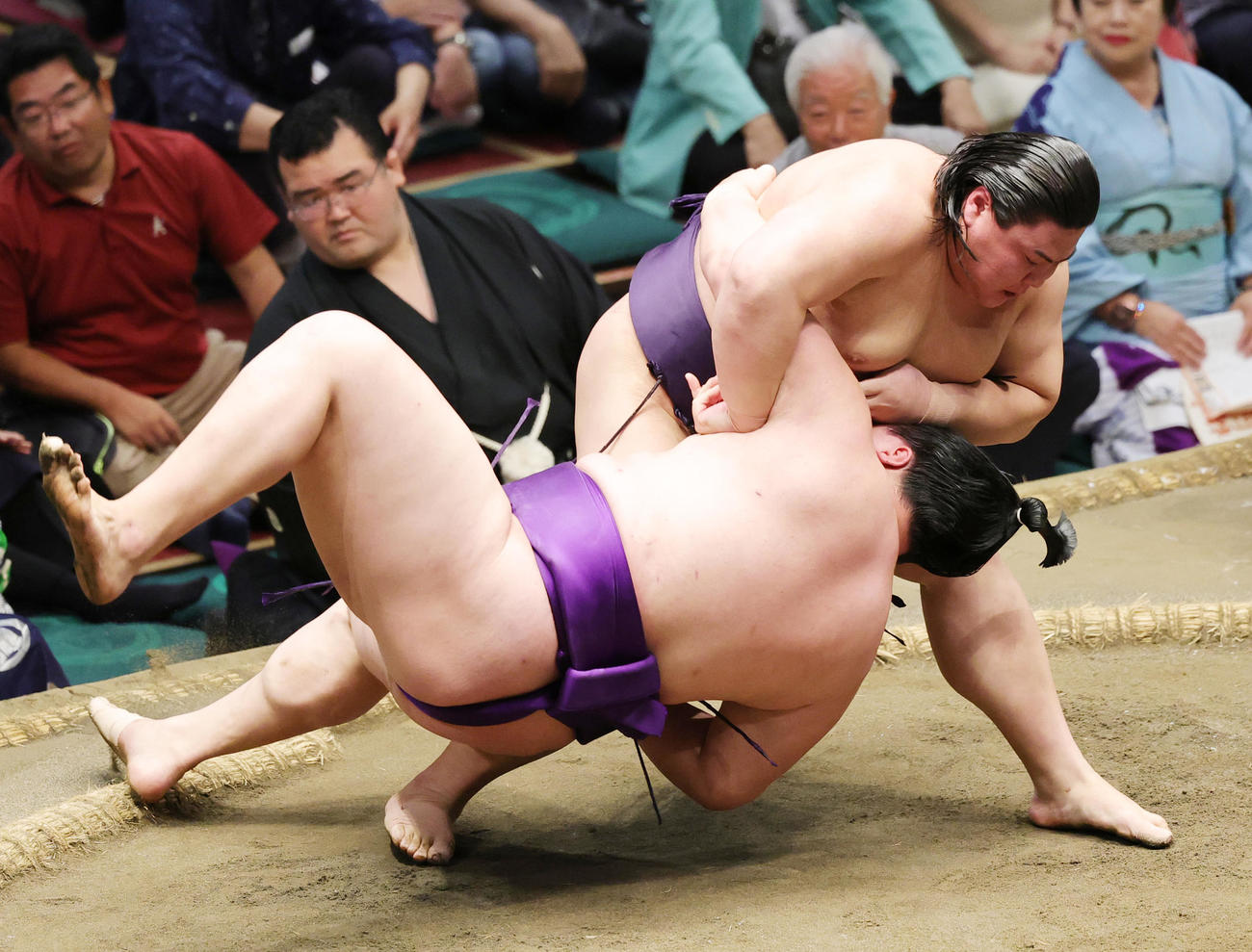 大青山（左）を小手投げで破る草野（撮影・野上伸悟）