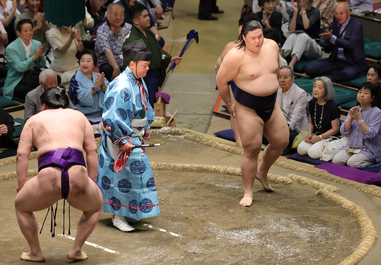 大青山（左）を小手投げで破った草野（撮影・野上伸悟）