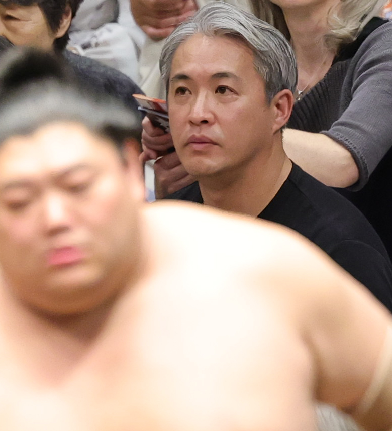 観戦する五十嵐亮太氏（撮影・野上伸悟）