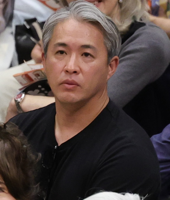 観戦する五十嵐亮太氏（撮影・野上伸悟）