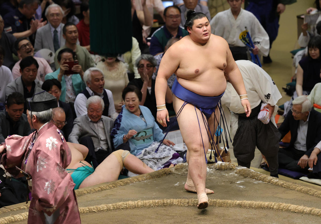 一山本を押し倒しで破っや大の里（撮影・野上伸悟）