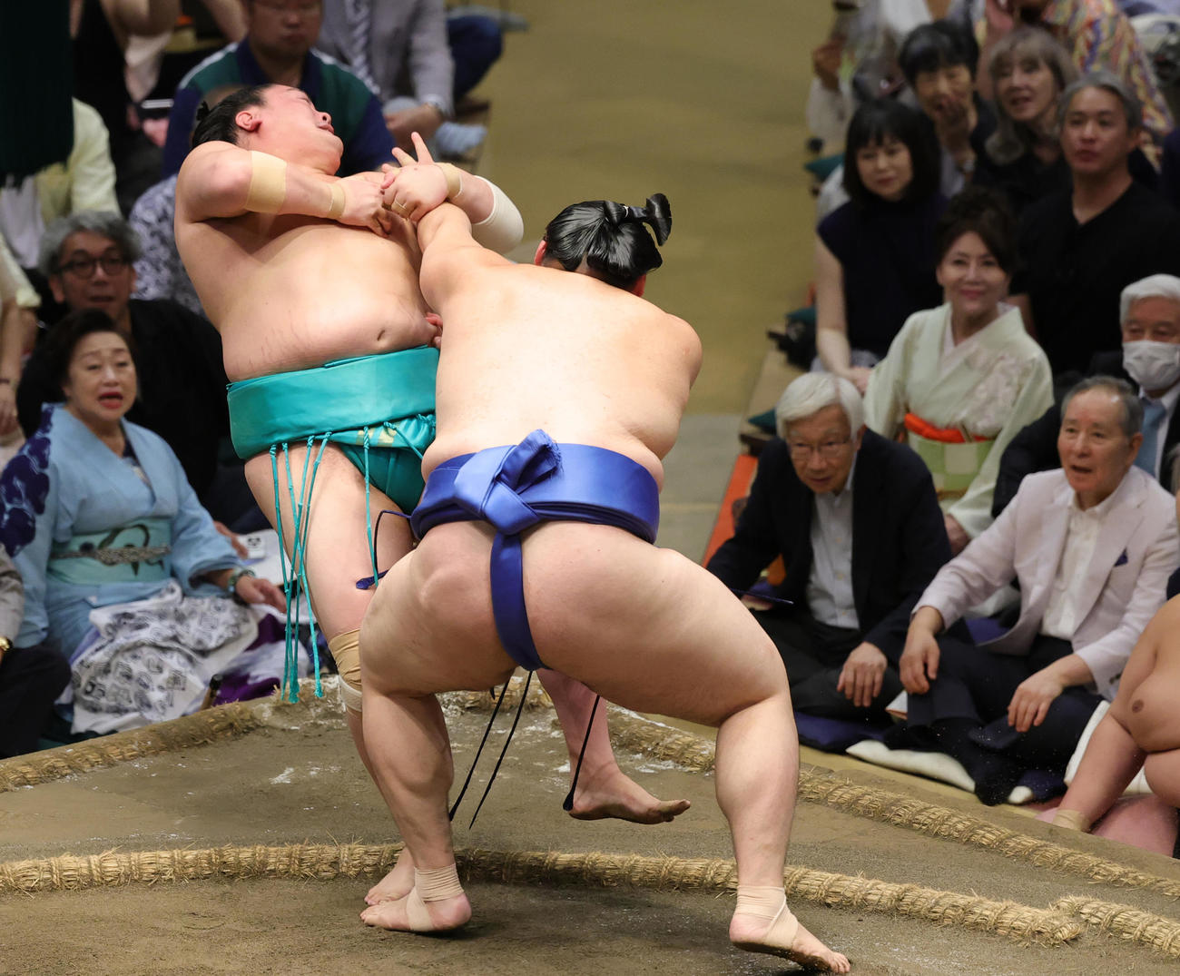 一山本（左）を押し倒しで破る大の里（撮影・野上伸悟）