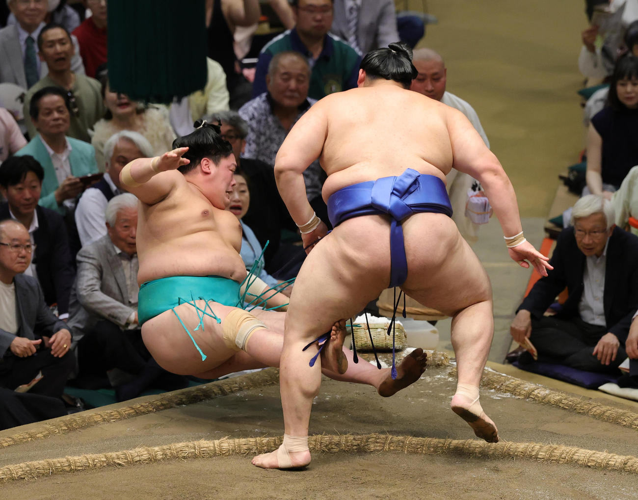 一山本（左）を押し倒しで破る大の里（撮影・野上伸悟）