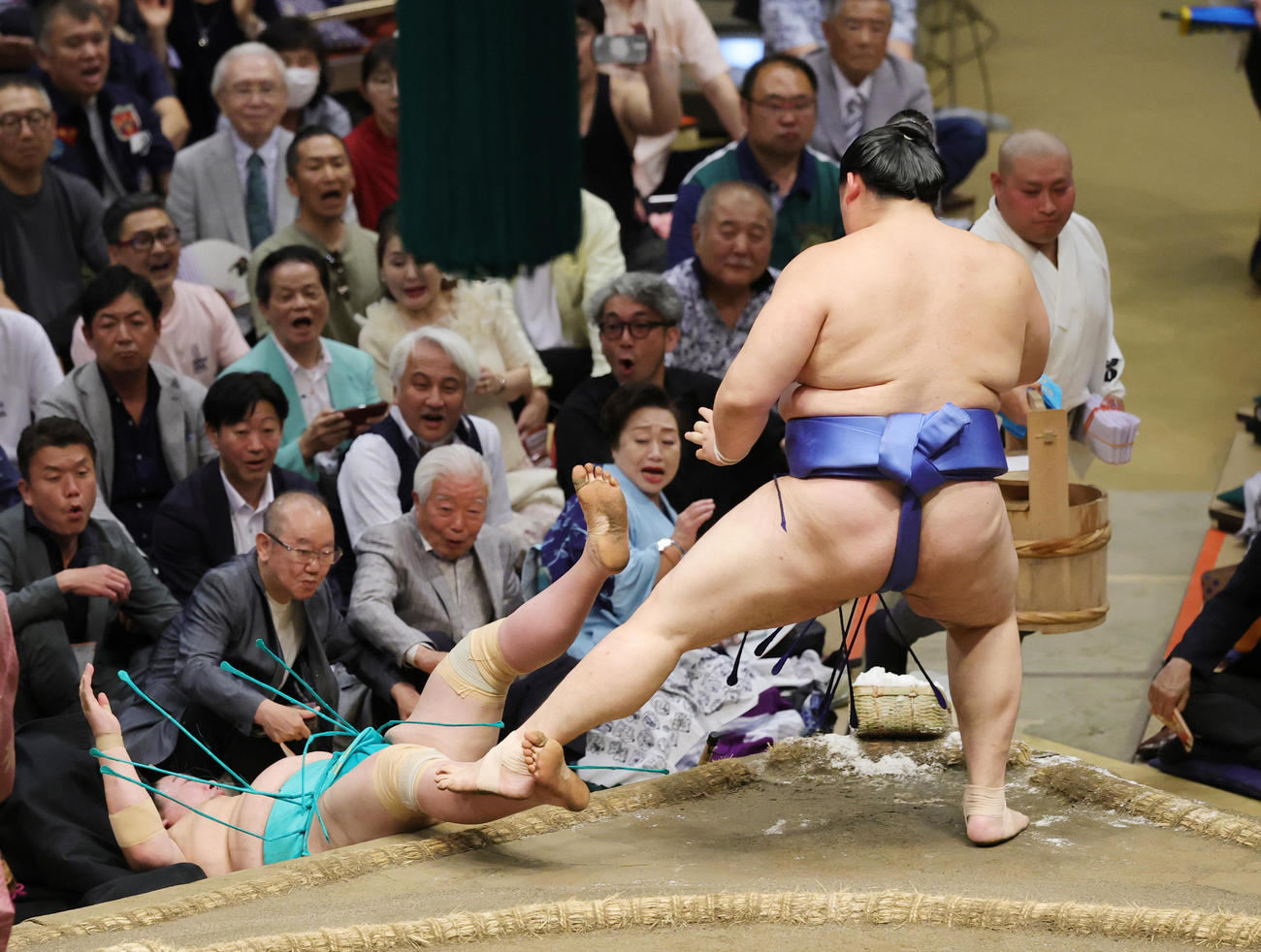 一山本（左）を押し倒しで破る大の里（撮影・野上伸悟）