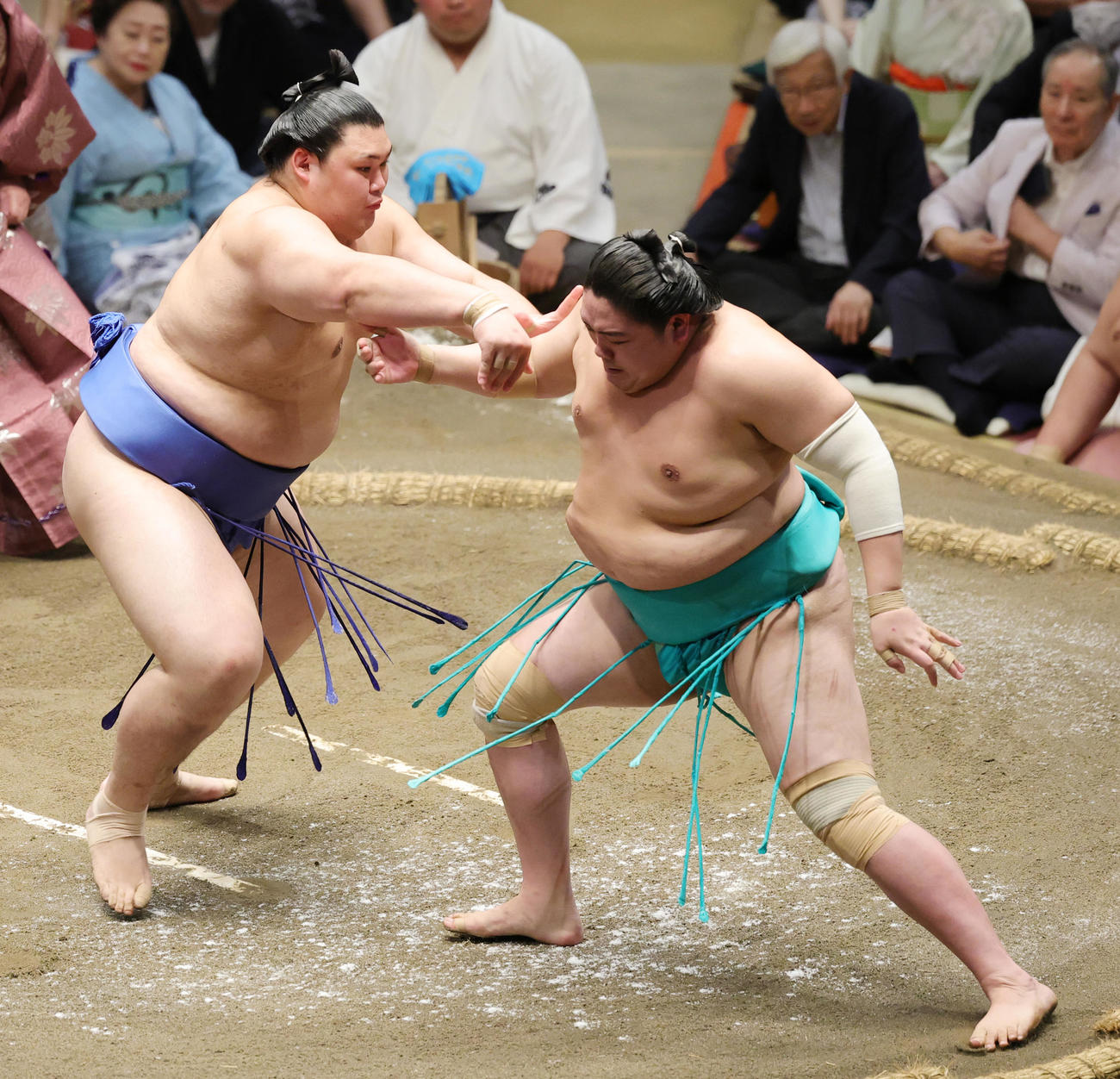 一山本（右）を攻める大の里（撮影・野上伸悟）