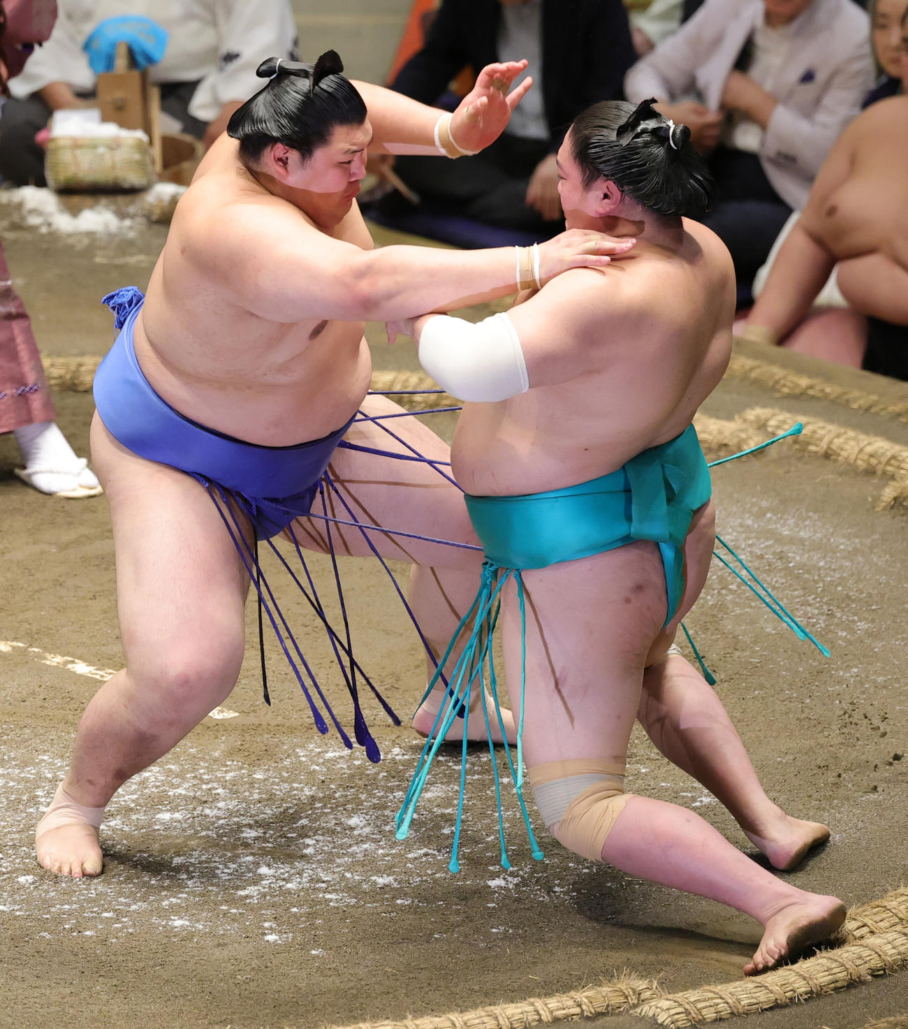 一山本（右）を攻める大の里（撮影・野上伸悟）
