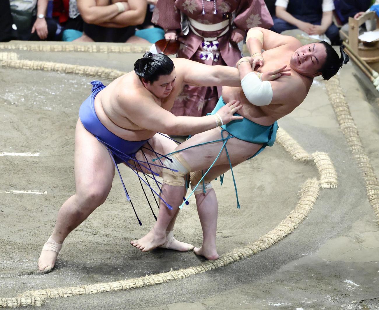 大の里（左）は一山本を押し倒しで破る（撮影・河田真司）