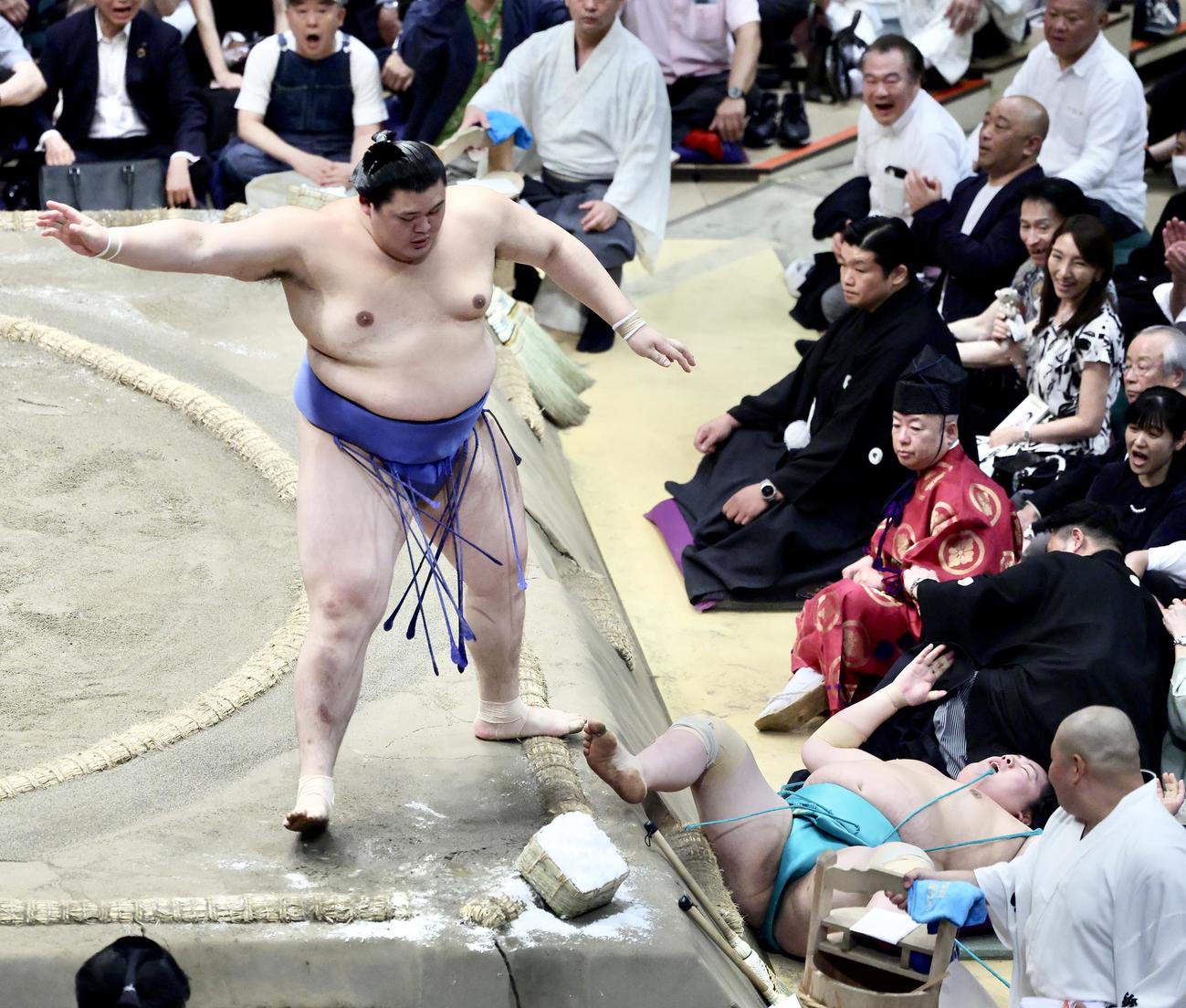 大の里（左）は一山本を押し倒しで破る（撮影・河田真司）