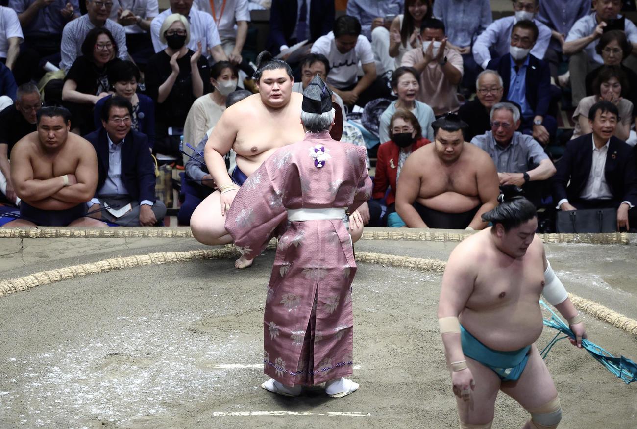 一山本（手前）を押し倒しで破り、勝ち名乗りを受ける大の里（撮影・河田真司）