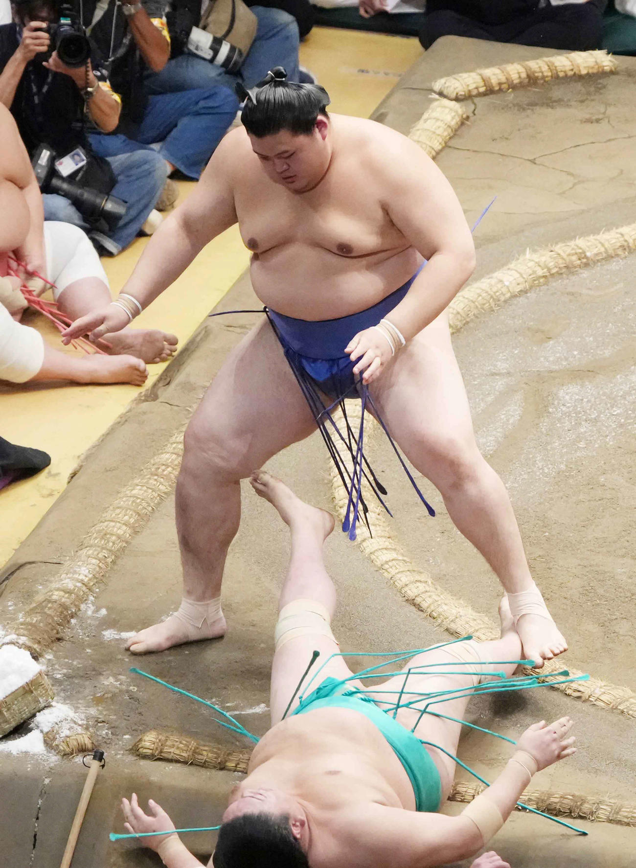 一山本（手前）を押し倒し初日から10連勝を飾った大の里（撮影・小沢裕）