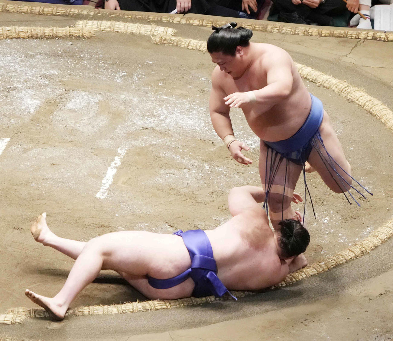 若隆景（右）は安青錦を肩透かしで破る（撮影・小沢裕）
