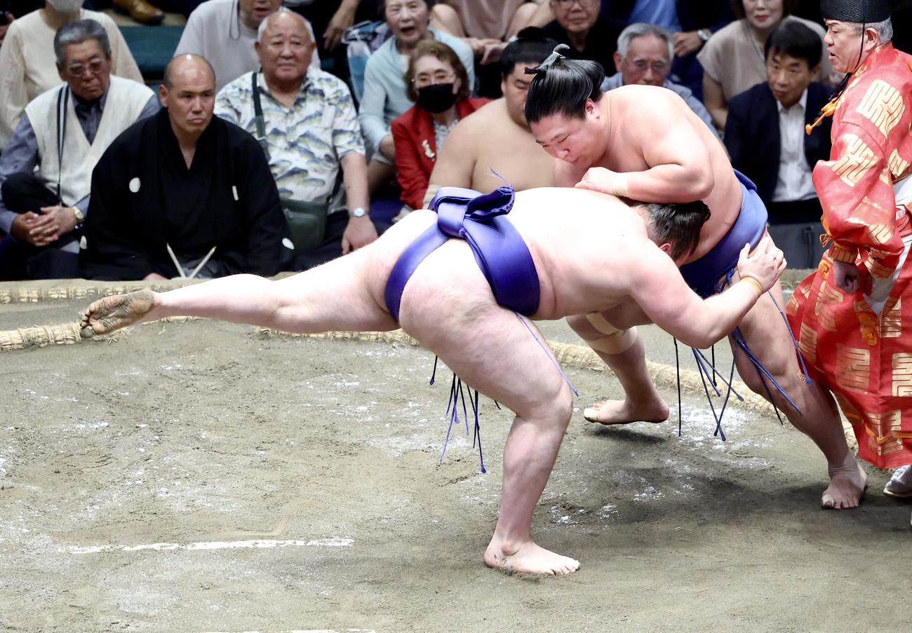 安青錦（左）を肩透かしで破る若隆景（撮影・河田真司）
