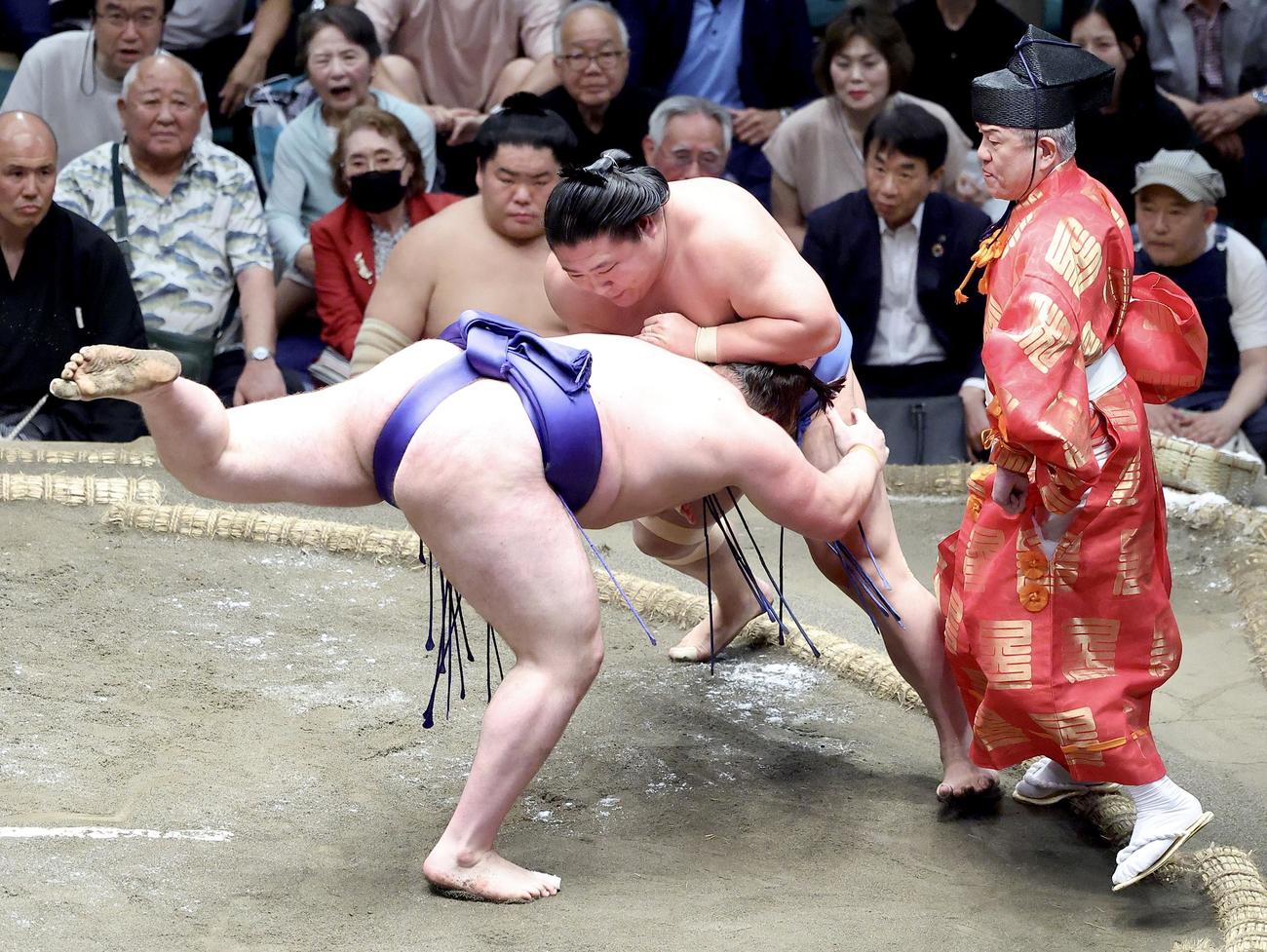 安青錦（左）を肩透かしで破る若隆景（撮影・河田真司）