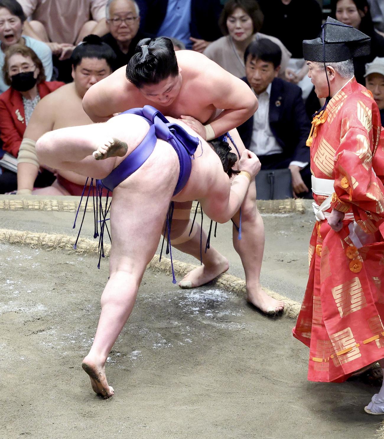 安青錦（手前）を肩透かしで破る若隆景（撮影・河田真司）