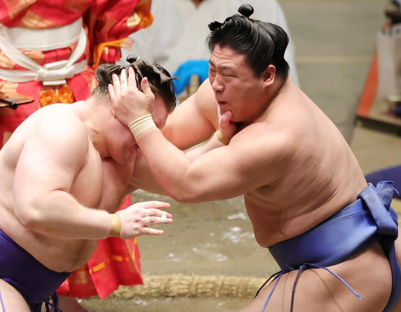 安青錦（右）とぶつかりあう若隆景（撮影・野上伸悟）