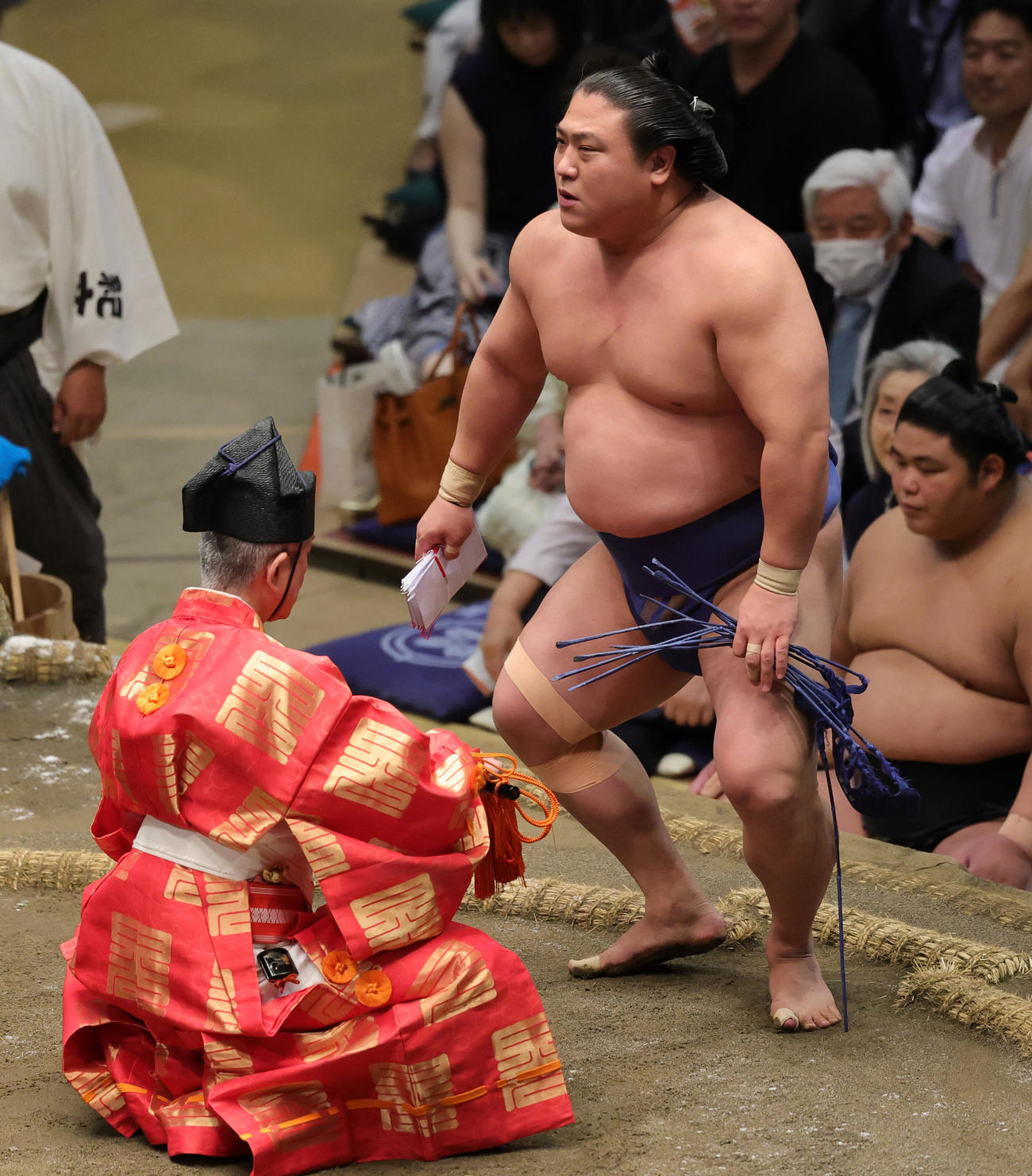 懸賞金を手にする若隆景（撮影・野上伸悟）