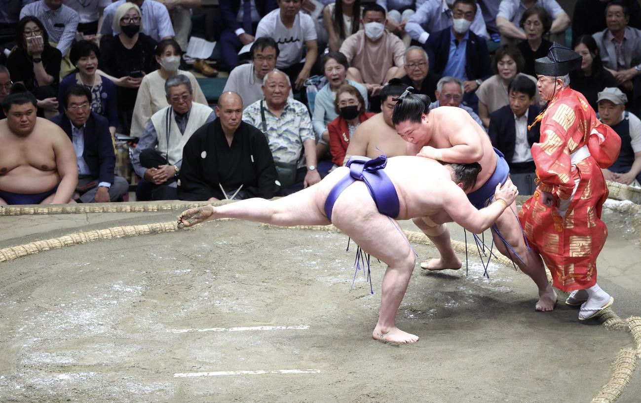 安青錦（左）を肩透かしで破る若隆景（撮影・河田真司）