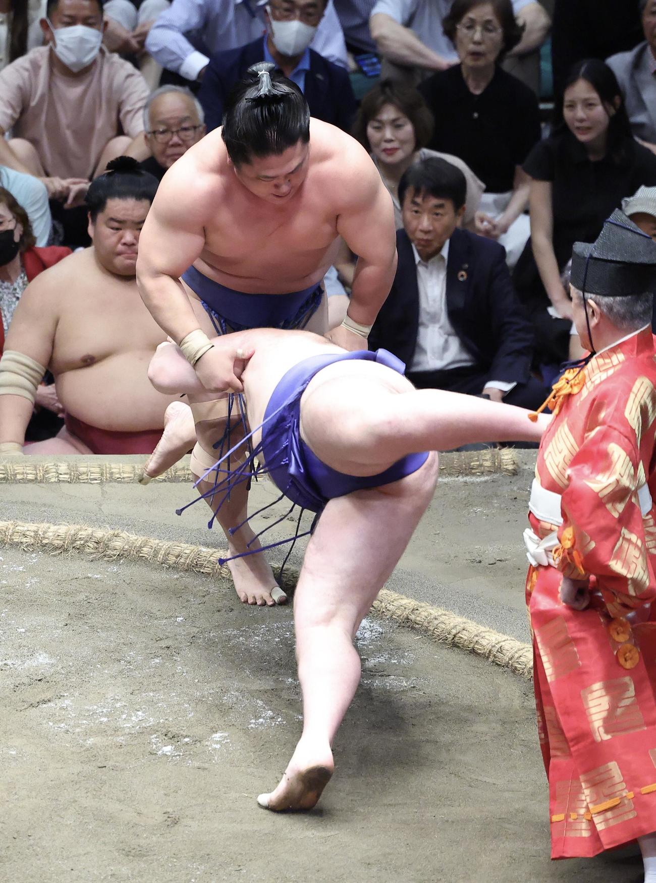 安青錦（手前）を肩透かしで破る若隆景（撮影・河田真司）