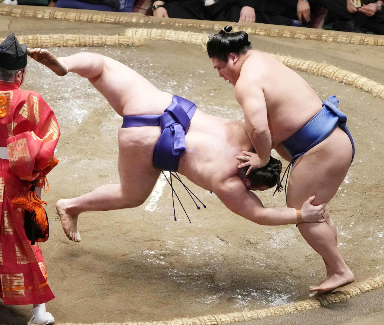若隆景（右）は安青錦を肩透かしで破る（撮影・小沢裕）