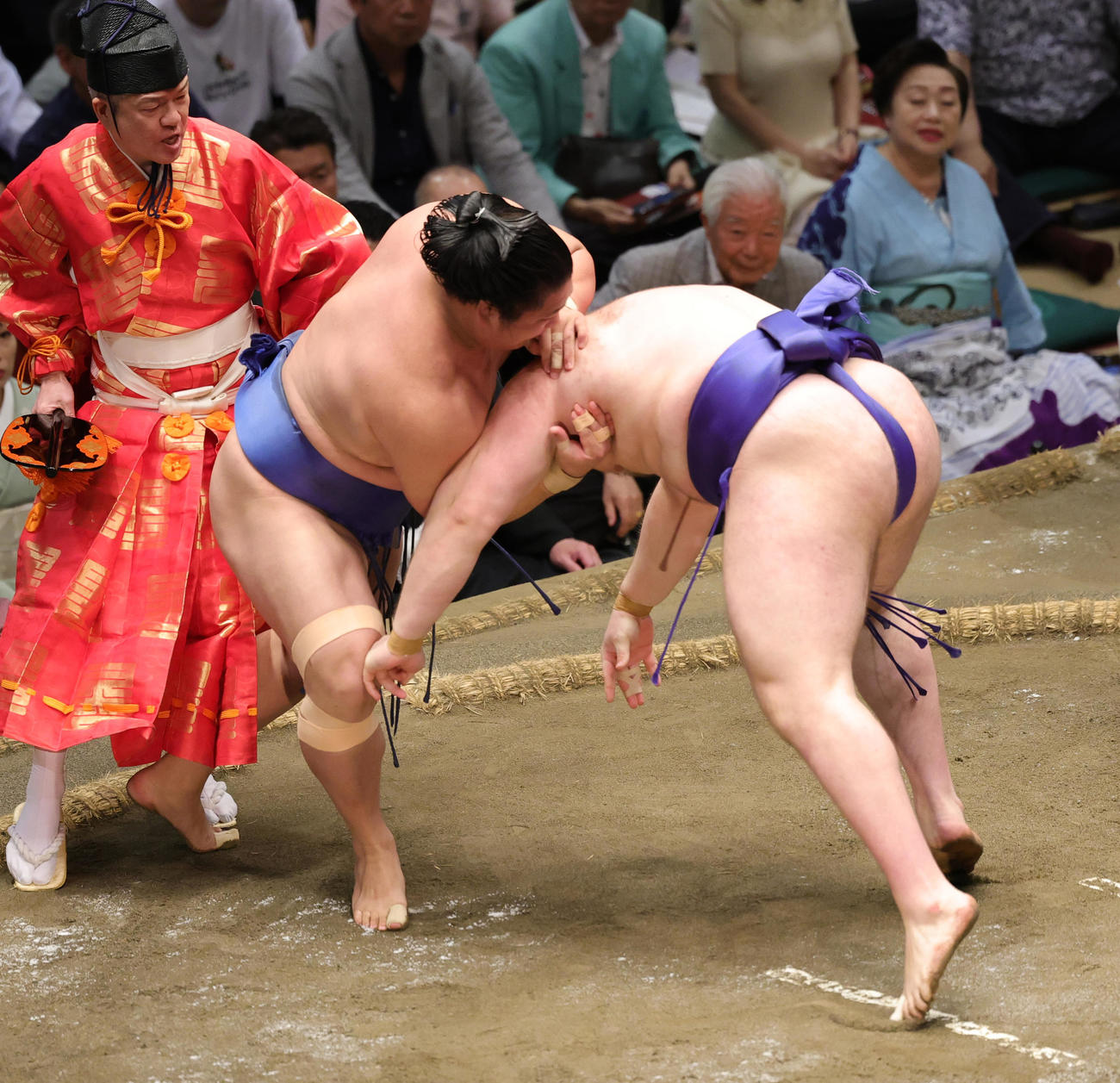 安青錦（右）をかたすかしで破る若隆景（撮影・野上伸悟）