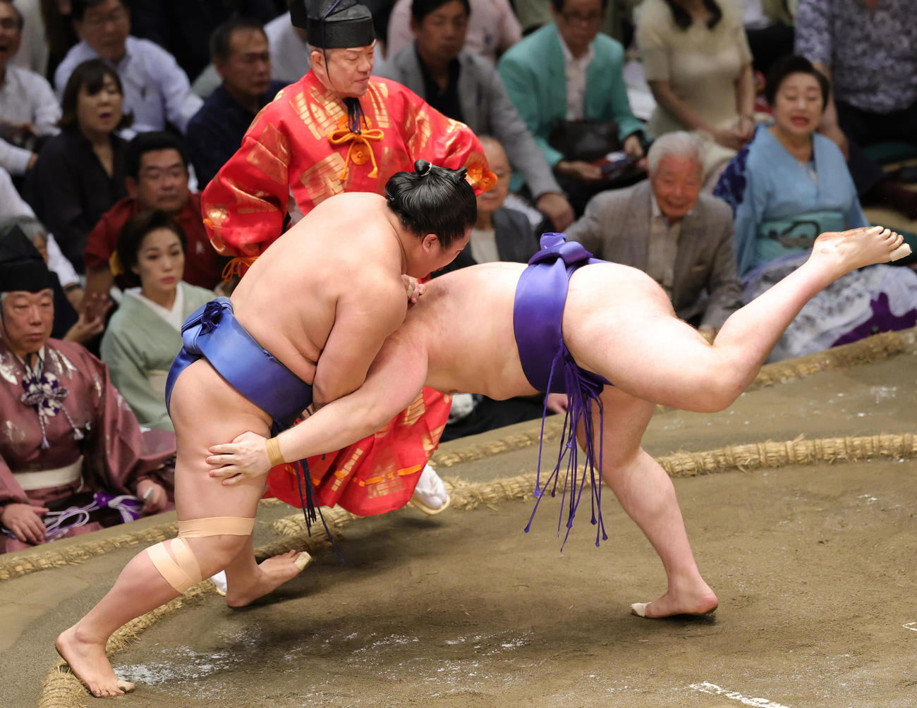 安青錦（右）をかたすかしで破る若隆景（撮影・野上伸悟）