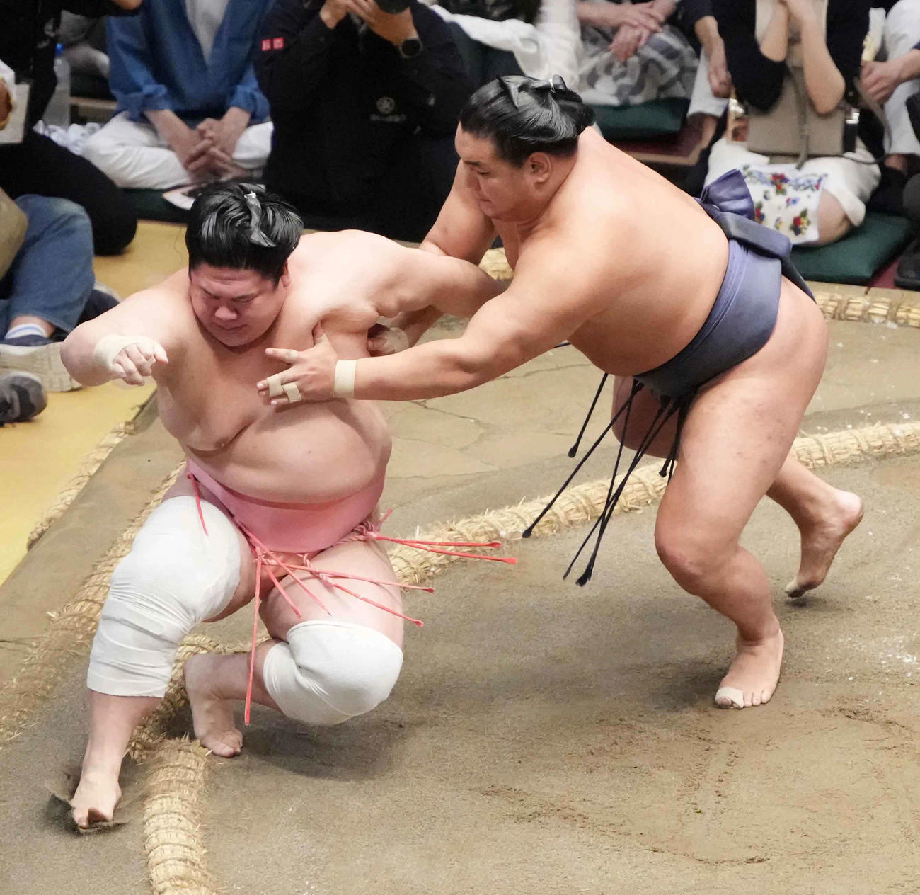 豊昇龍は宇良（左）を送り出し2敗を死守する（撮影・小沢裕）