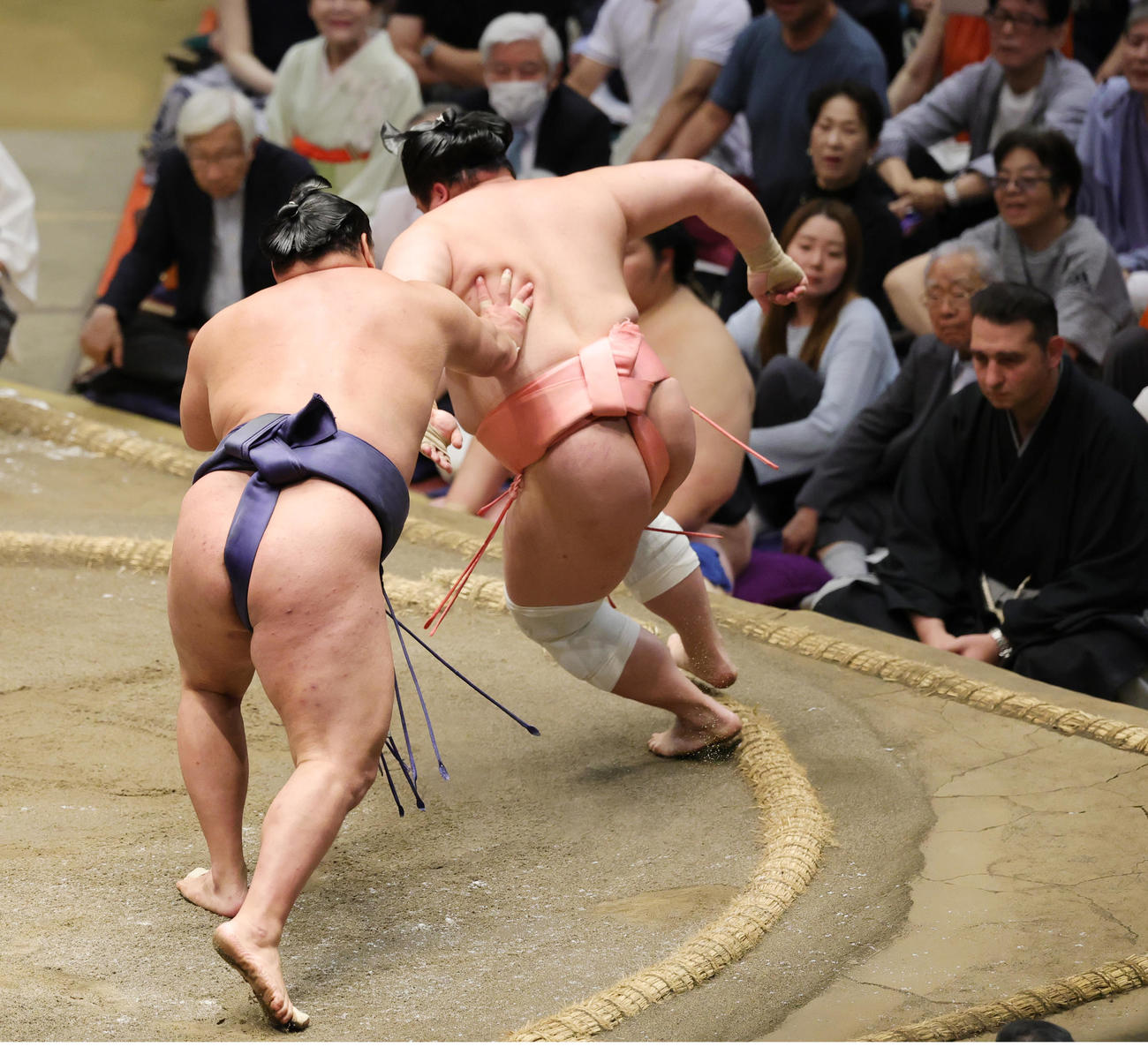 宇良（奥）を送り出しで破る豊昇龍（撮影・野上伸悟）