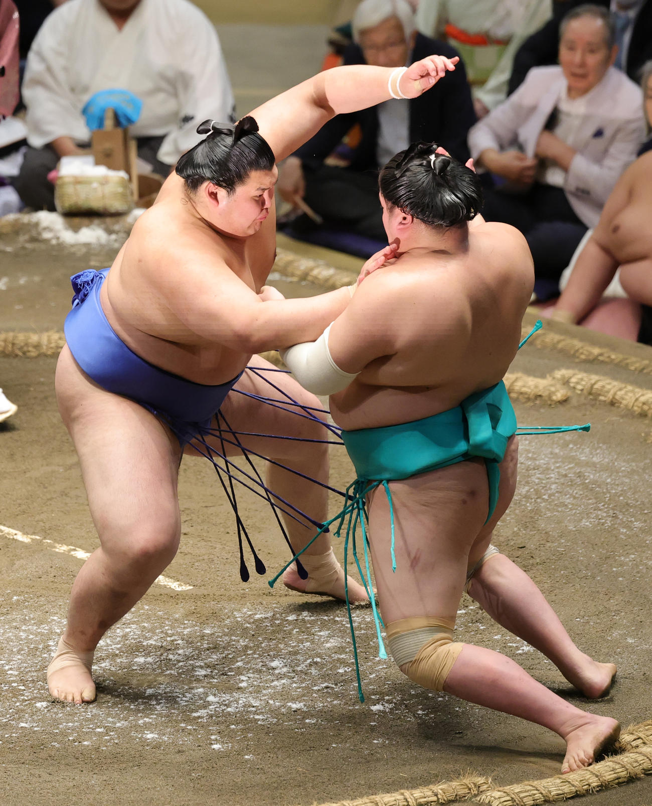 一山本（右）を攻める大の里（撮影・野上伸悟）