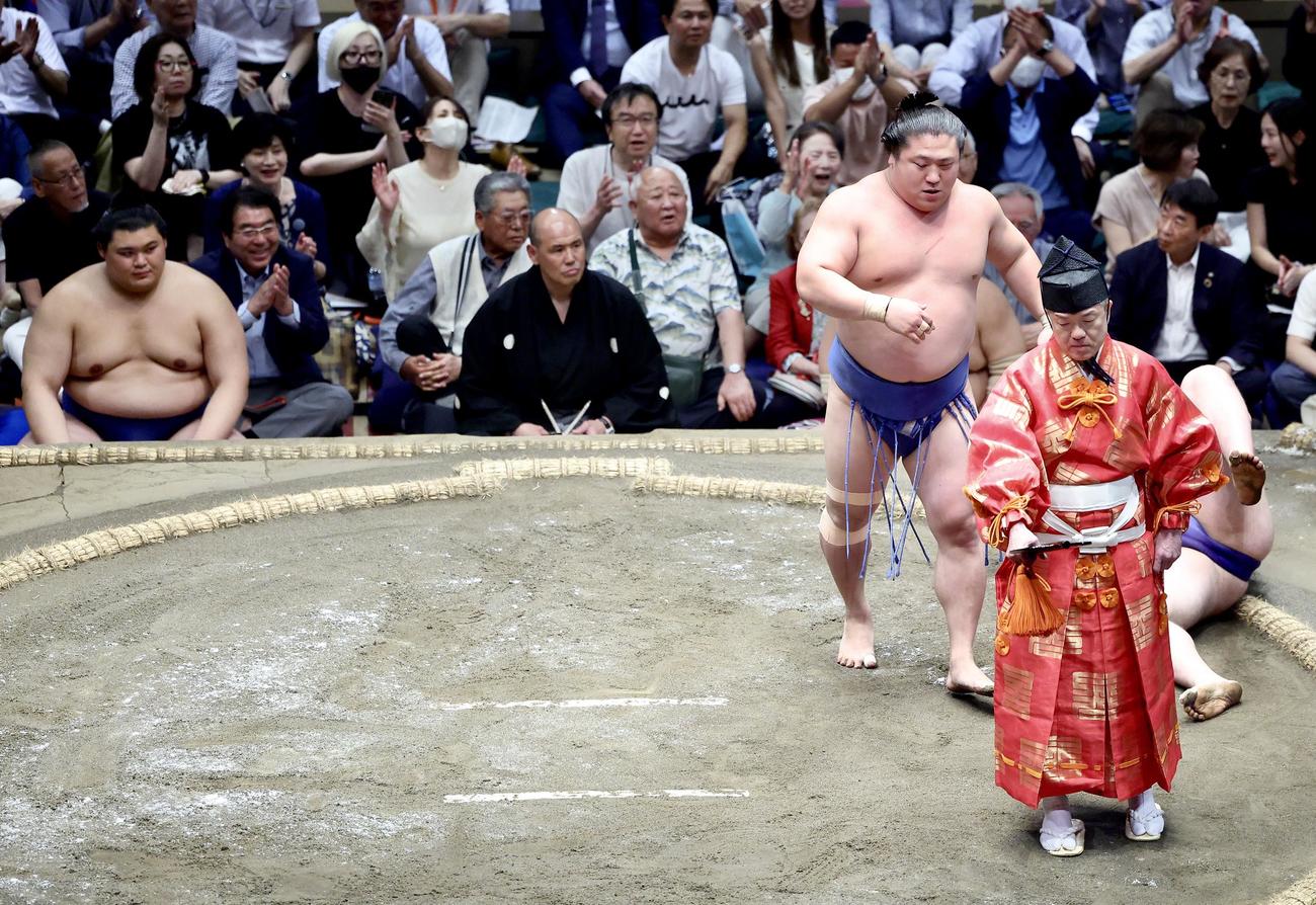 若隆景（土俵左）は安青錦を肩透かしで破る。土俵下左は大の里（撮影・河田真司）