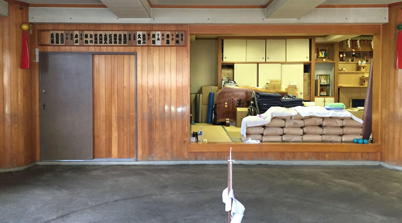 旧峰崎部屋の上がり座敷に置かれていた米袋（2016年6月撮影）