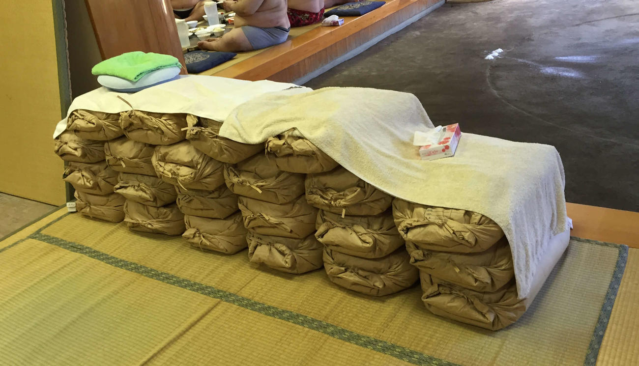 旧峰崎部屋の上がり座敷に置かれていた米袋（2016年6月撮影）