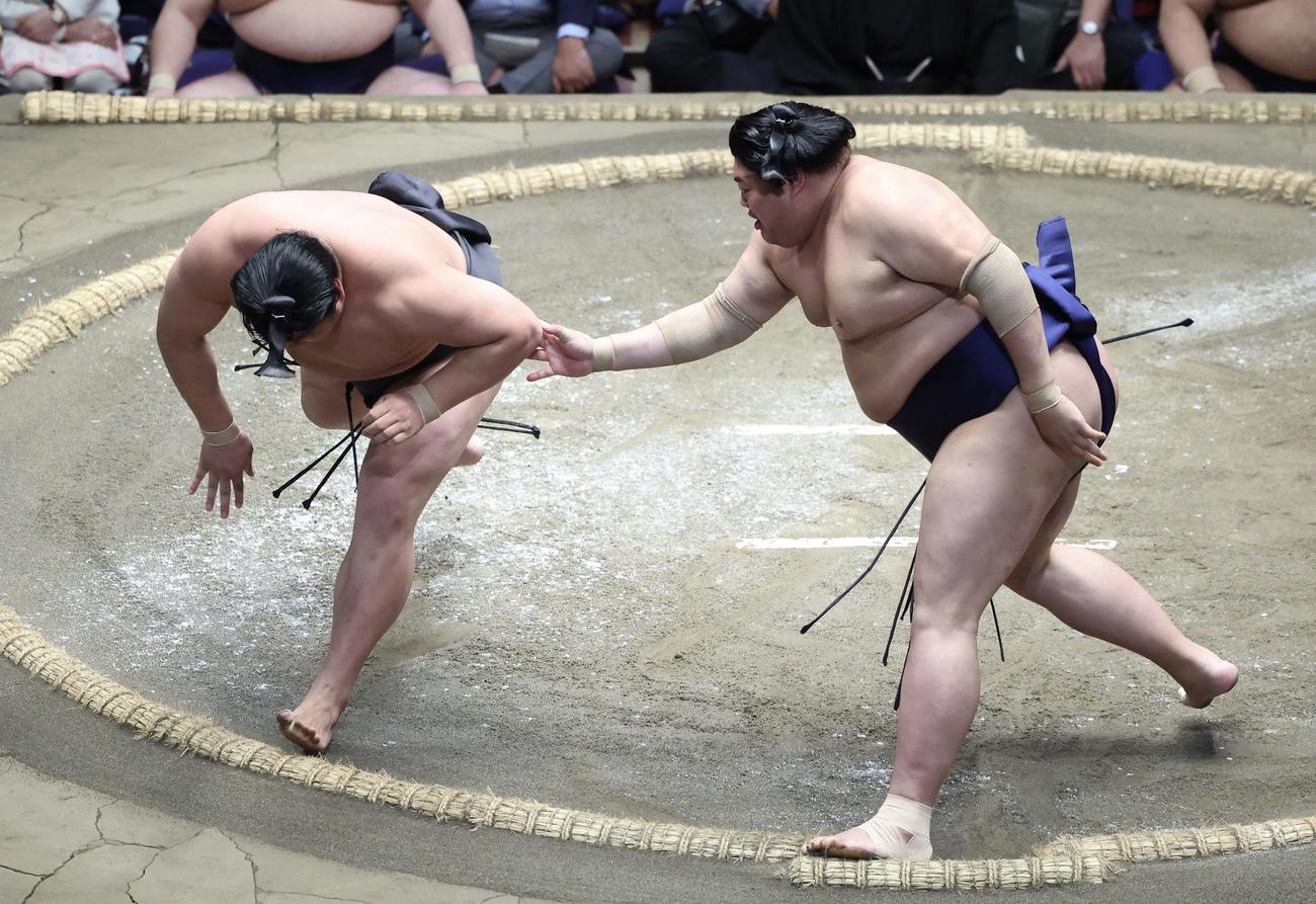 若元春（左）を引き落としで破る阿炎（撮影・河田真司）