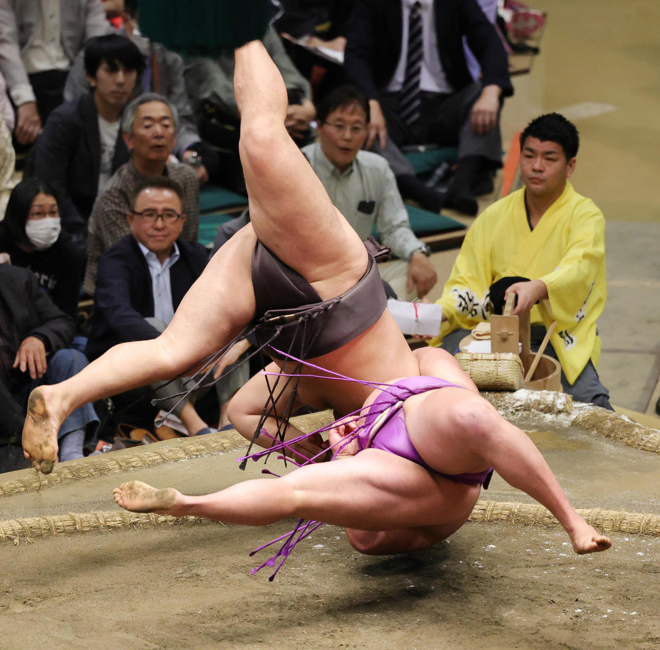 5月場所9日目　尊富士（右）を首投げで破る霧島（2025年5月19日撮影）